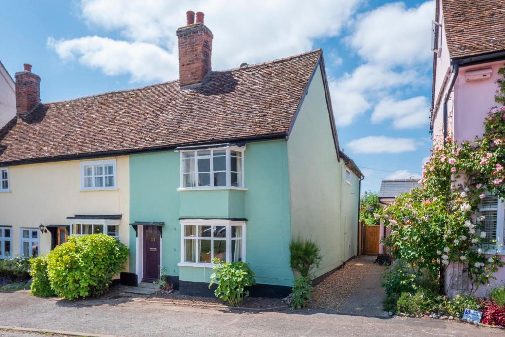 a house with blue and white paint at Pats' Place Long Melford in Sudbury