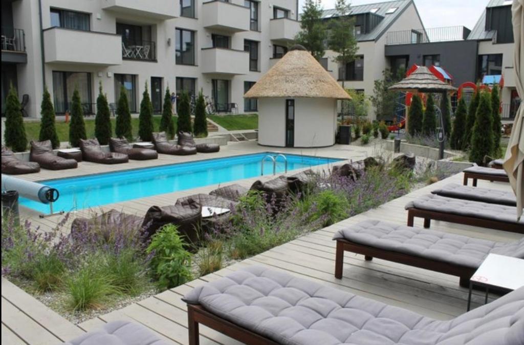 a courtyard with a swimming pool in a building at Apartamentai su terasa in Palanga