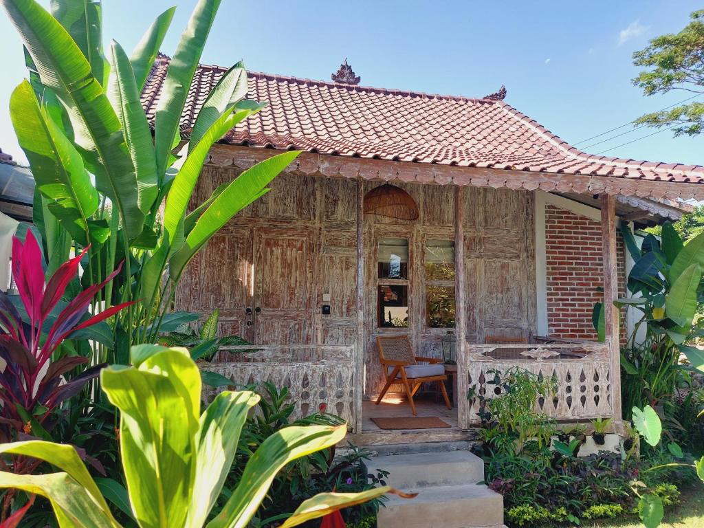 a small wooden shack with a table and a chair at Spaces Bali Unique Boutique Hotel in Munggu