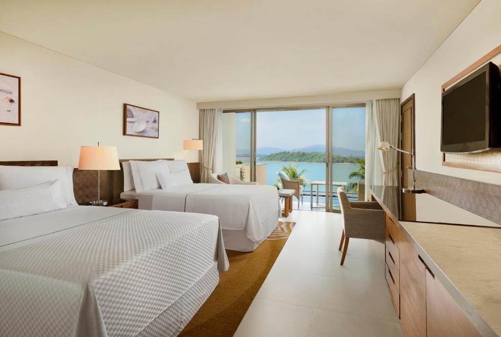Postel nebo postele na pokoji v ubytování The Westin Siray Bay Resort & Spa, Phuket