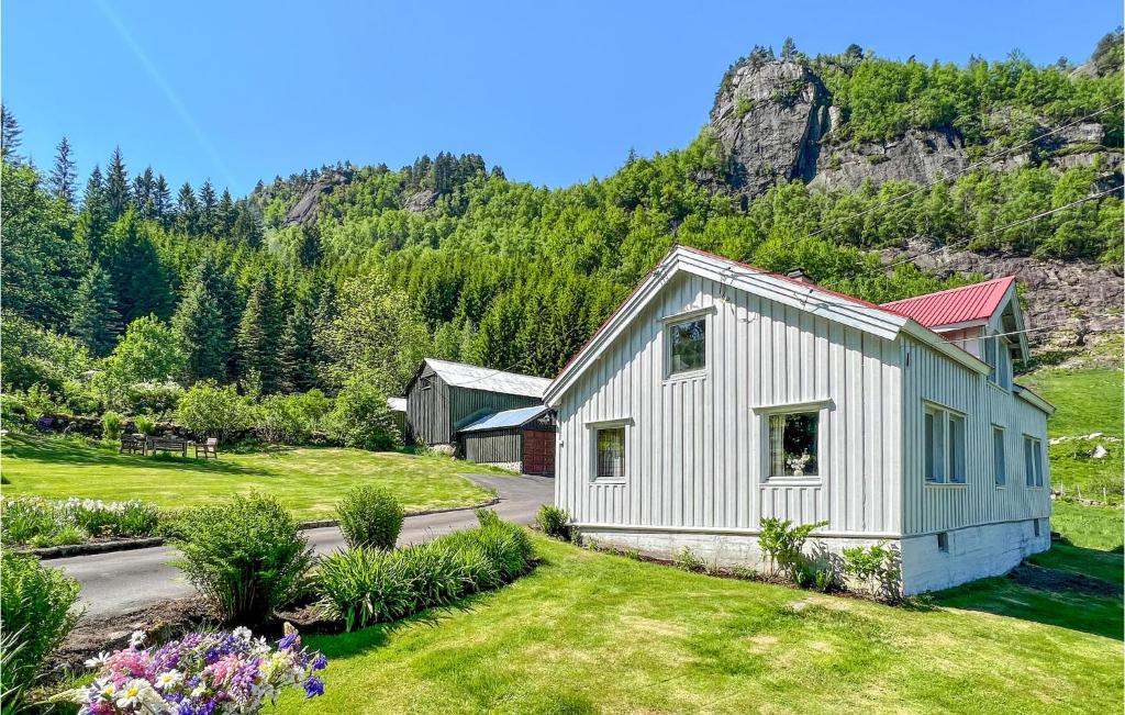 una casa blanca en un campo con una montaña en Stunning Home In Tonstad With Kitchen en Tjørhom