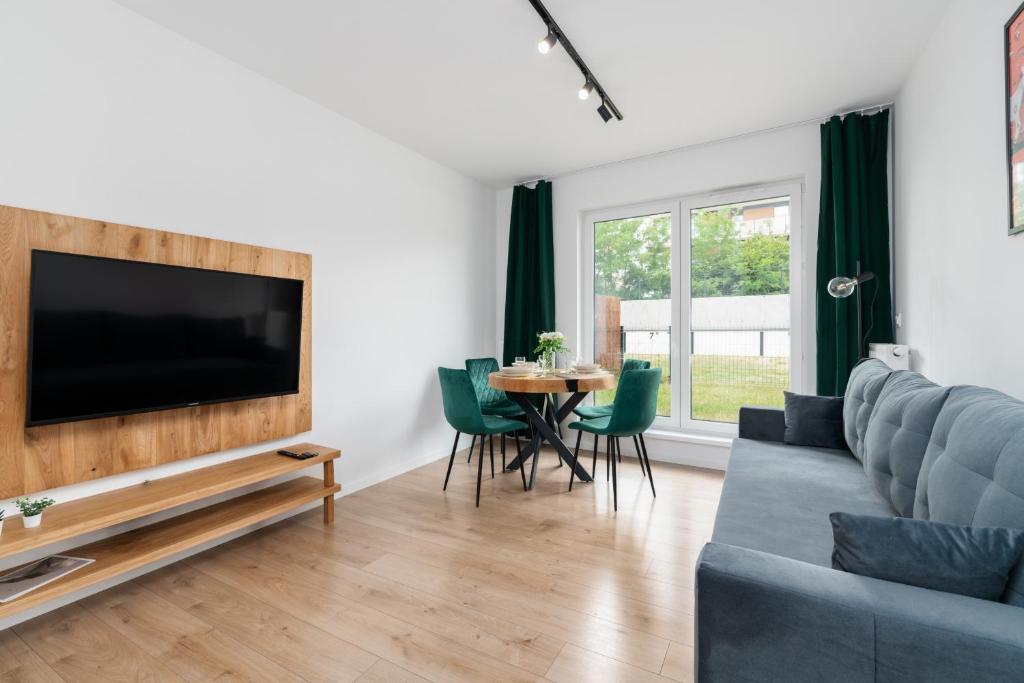 TV a/nebo společenská místnost v ubytování Apartments with Garden Dmowskiego 81 by Noclegi Renters