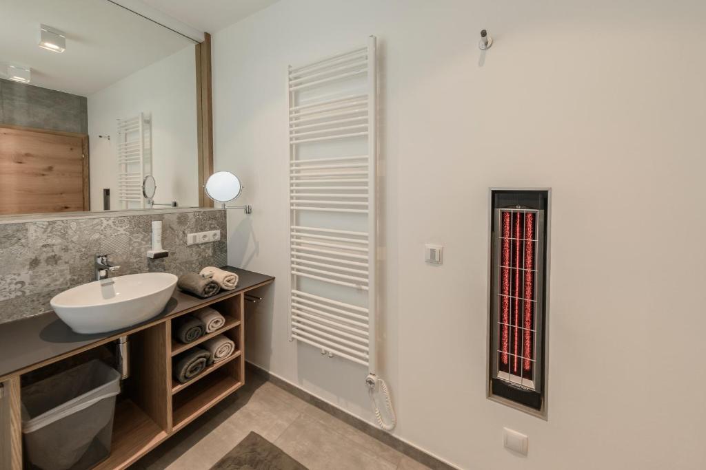 un bagno con lavandino e specchio di Weingut & Winzerhäuser Skringer a Leutschach
