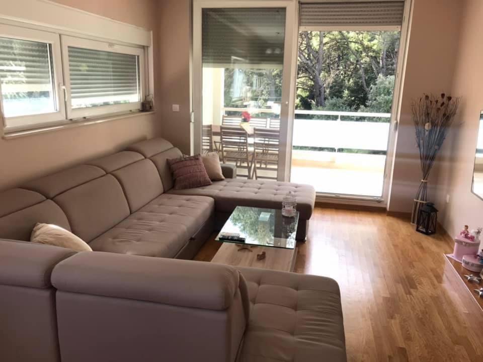 - un salon avec un canapé et une table dans l'établissement Apartman Lucija Biograd, à Biograd na Moru