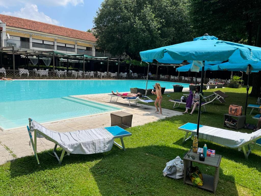 Bazén v ubytování Hotel Sporting Brugherio nebo v jeho okolí