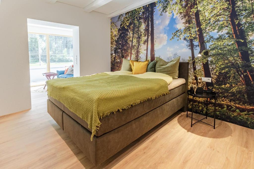 sypialnia z łóżkiem z obrazem na ścianie w obiekcie Apart Feine Zeit - Apartment Waldele w mieście Schönwies
