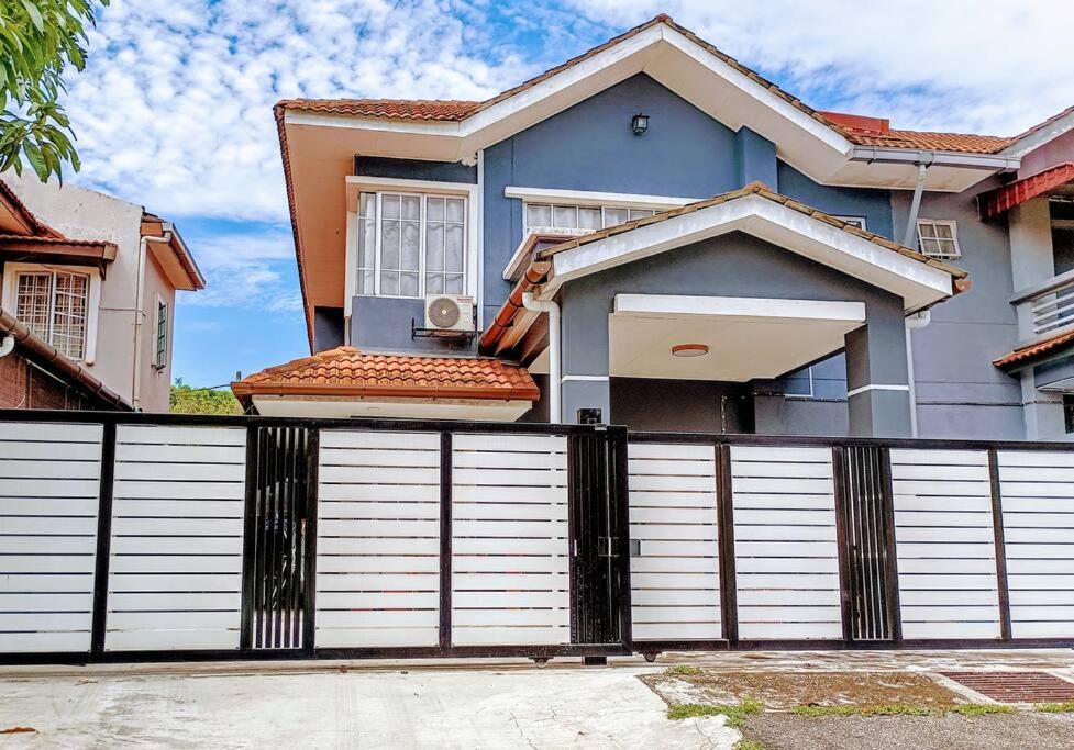 una casa con una recinzione di fronte di Tenang Retreat Holiday Home a Kajang