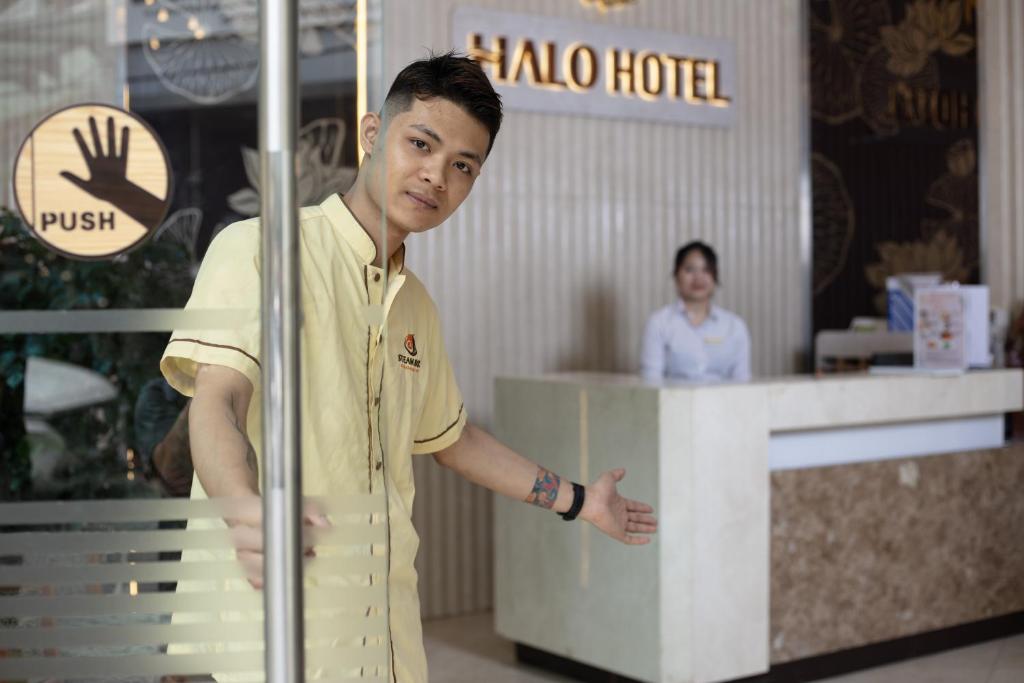Členové personálu v ubytování HALO HANOI HOTEL