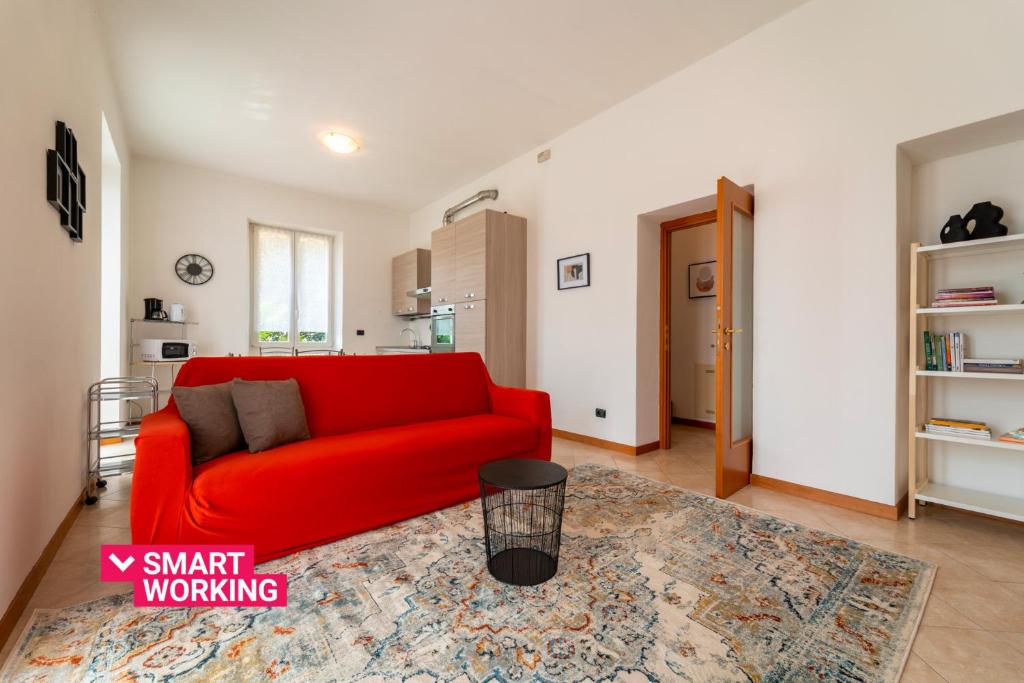 uma sala de estar com um sofá vermelho e um tapete em Bright and Cozy in Menaggio by Wonderful Italy em Menaggio
