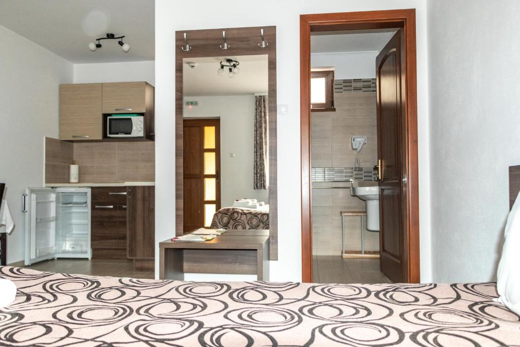 Kuchyň nebo kuchyňský kout v ubytování Casa Tofi Vendégház