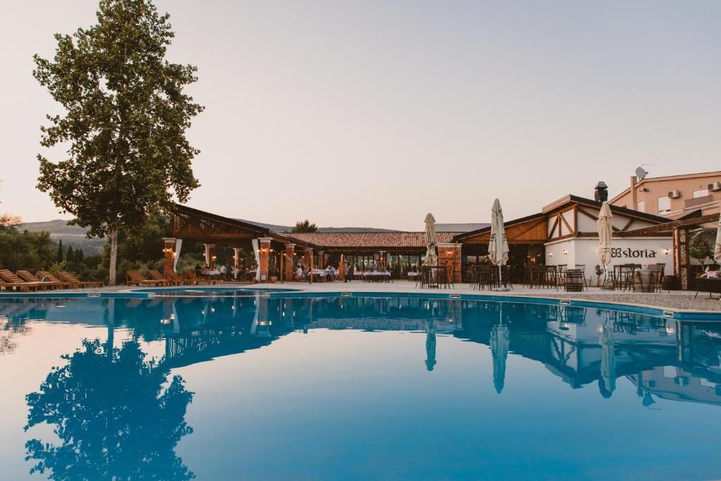 una gran piscina frente a un hotel en Hotel Storia, en Čapljina
