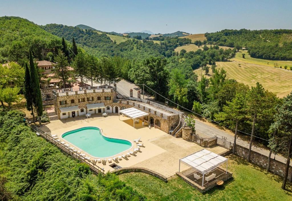 an aerial view of a house with a swimming pool at Villa Serra Alta in Fermignano