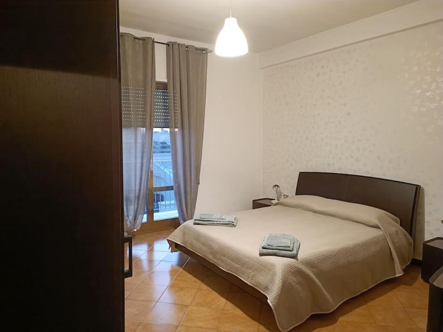 1 dormitorio con cama y ventana grande en appartamento Alleria en Laterza