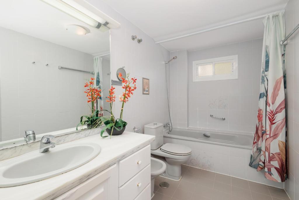 Kúpeľňa v ubytovaní Apartment, close to the beach and sea views, in Marbella