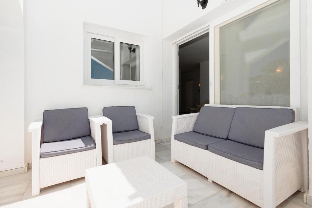 Posedenie v ubytovaní Apartment, close to the beach and sea views, in Marbella