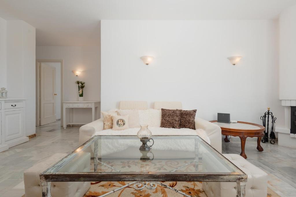 Posedenie v ubytovaní Apartment, close to the beach and sea views, in Marbella