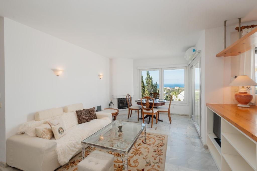 Posedenie v ubytovaní Apartment, close to the beach and sea views, in Marbella