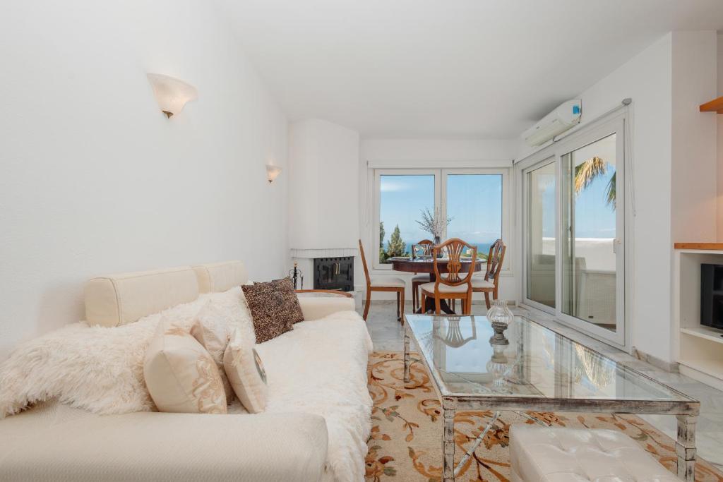 Posedenie v ubytovaní Apartment, close to the beach and sea views, in Marbella