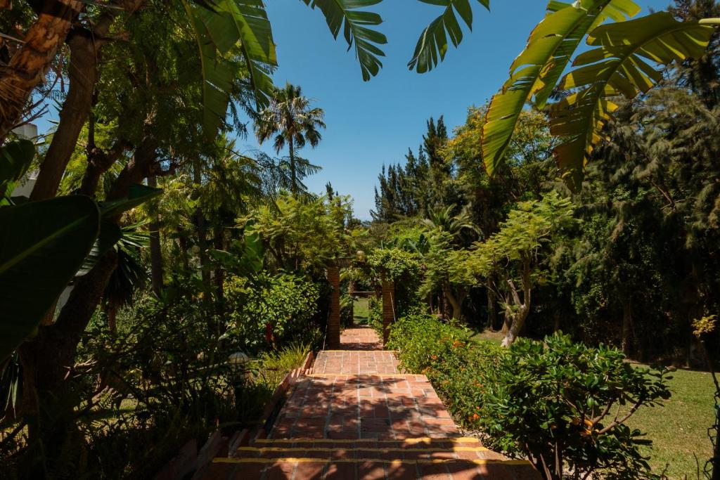 Vonkajšia záhrada v ubytovaní Apartment, close to the beach and sea views, in Marbella