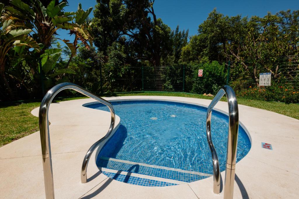 Bazén v ubytovaní Apartment, close to the beach and sea views, in Marbella alebo v jeho blízkosti