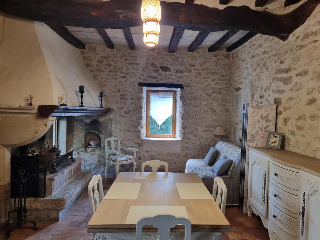 Una sala de estar con una mesa de madera y un sofá. en Le Bastidon, gîte des Lucioles en Provence, en Montségur-sur-Lauzon