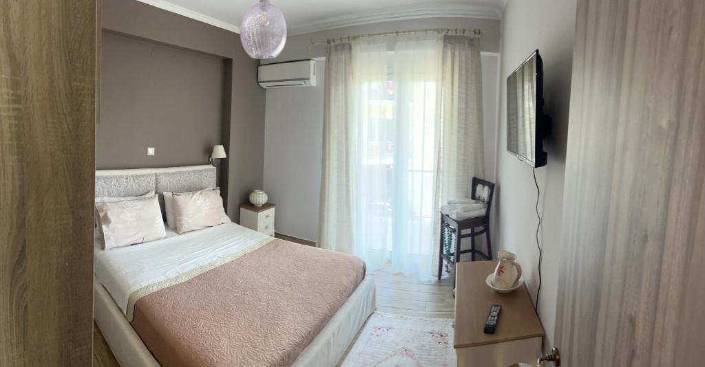 mała sypialnia z łóżkiem i oknem w obiekcie Faidra's House w mieście Leukada (miasto)