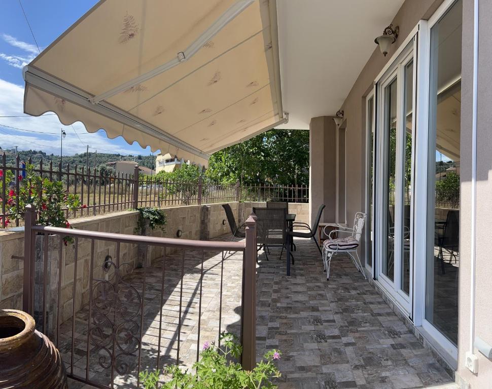 balkon z parasolem, stołem i krzesłami w obiekcie Faidra's House w mieście Leukada (miasto)
