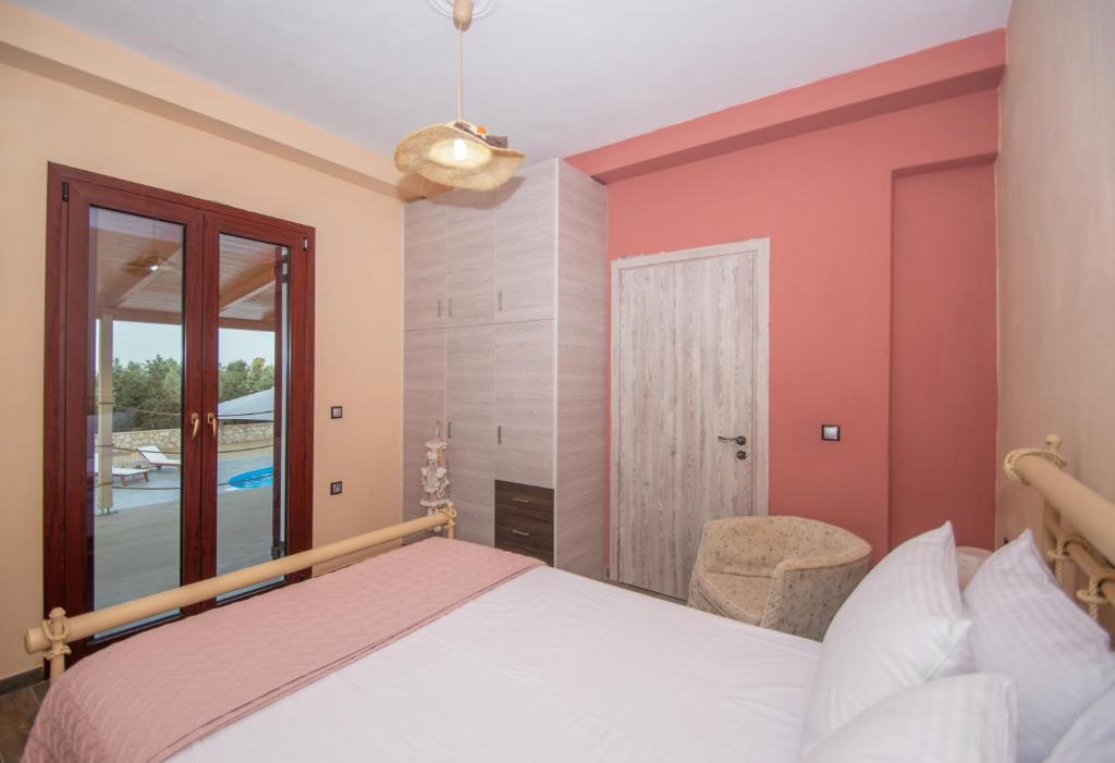 Postel nebo postele na pokoji v ubytování Ariadni Vista Mare Villa by "elite"