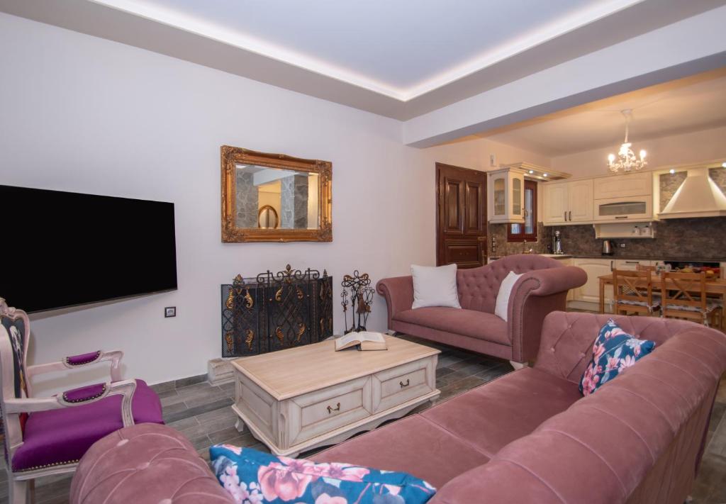 TV a/nebo společenská místnost v ubytování Ariadni Vista Mare Villa by "elite"