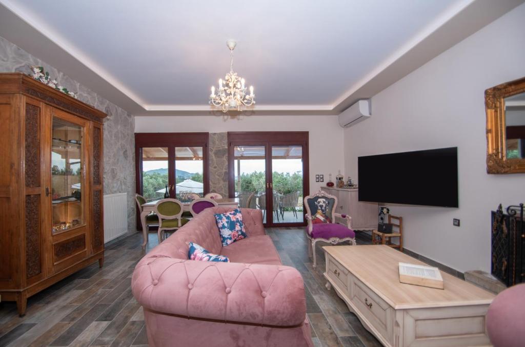 TV a/nebo společenská místnost v ubytování Ariadni Vista Mare Villa by "elite"