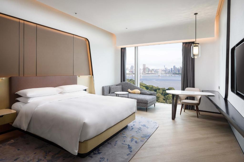 Postel nebo postele na pokoji v ubytování Renaissance Zhuhai Hotel