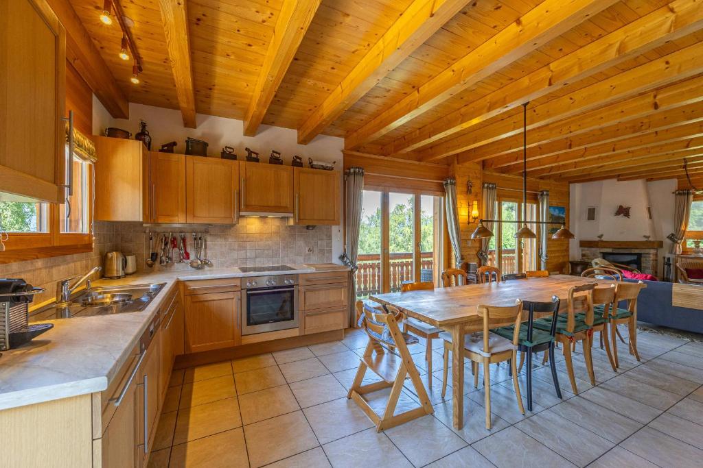Kuchyň nebo kuchyňský kout v ubytování Chalet Le Papillon - Calm, sunny, spacious