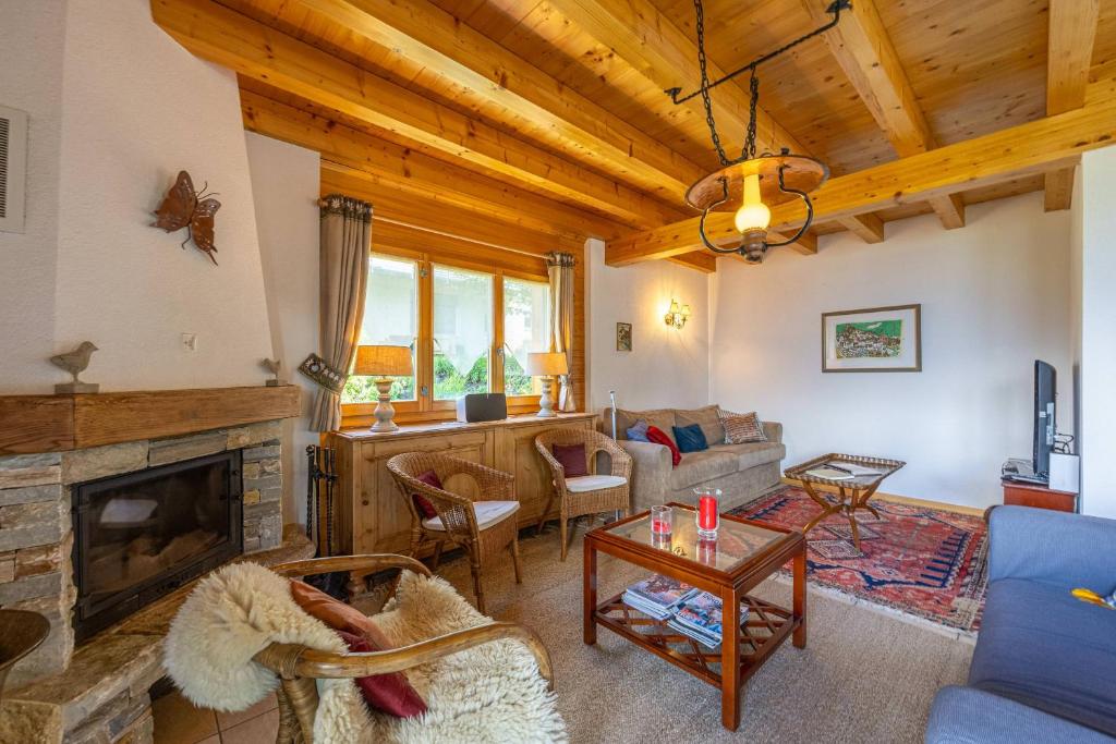 Posezení v ubytování Chalet Le Papillon - Calm, sunny, spacious