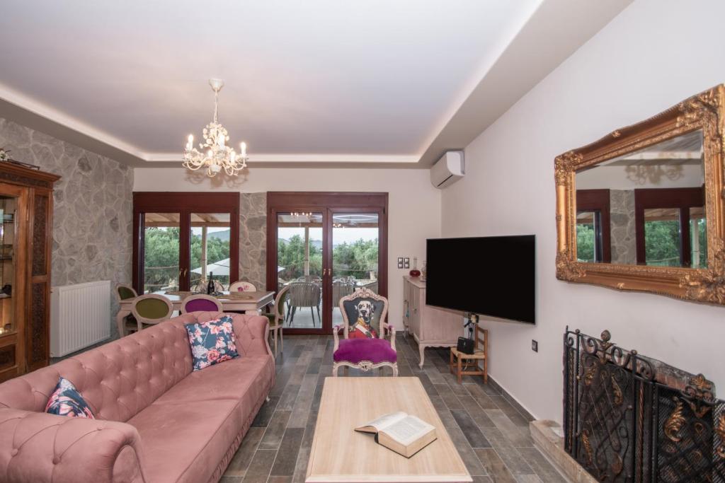 TV a/nebo společenská místnost v ubytování Ariadni Vista Mare Villa by "elite"