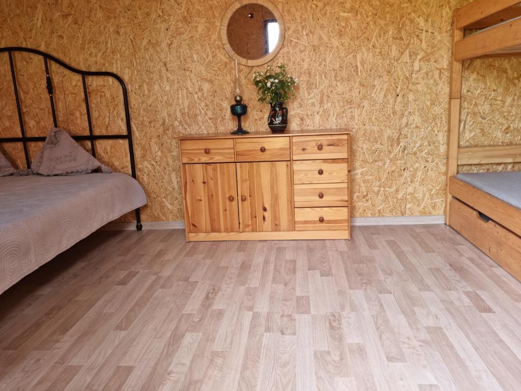 Postel nebo postele na pokoji v ubytování Atostogų namelis kaime