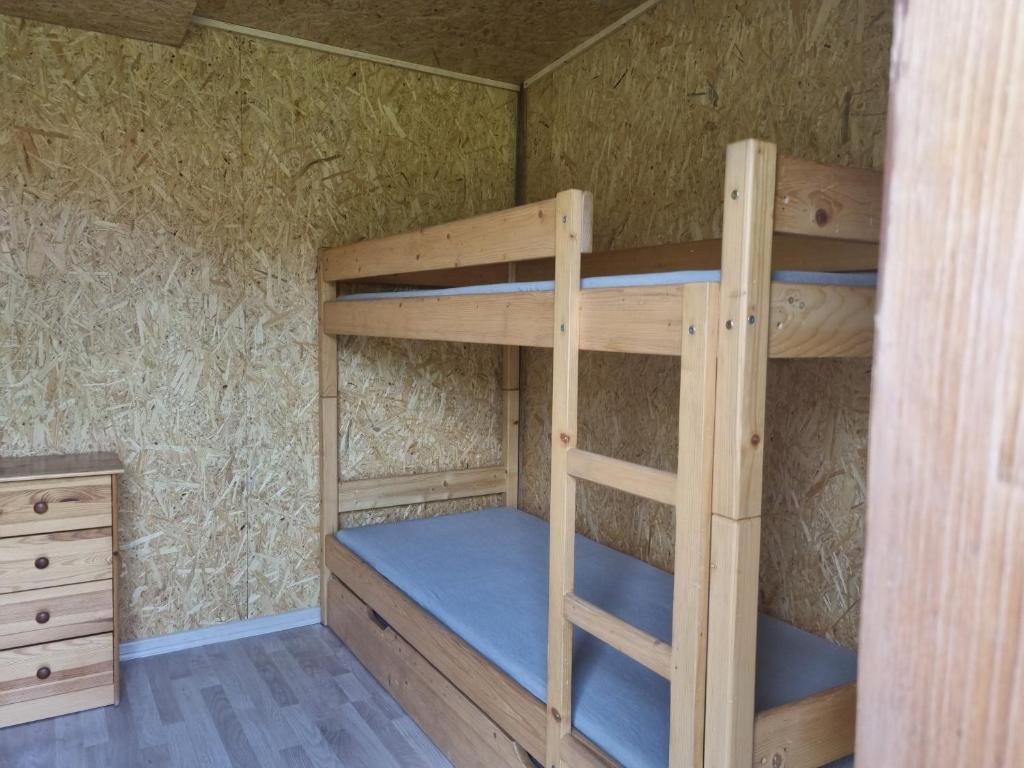 Palanda nebo palandy na pokoji v ubytování Atostogų namelis kaime