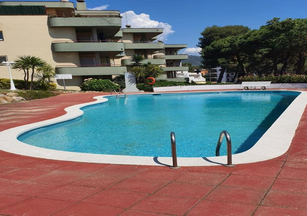 una piscina frente a un edificio en Apartamento Vacacional en Platja D'Aro, en S'Agaró