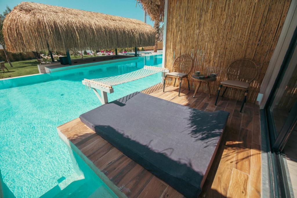 Bazén v ubytování Morina Deluxe Hotel nebo v jeho okolí