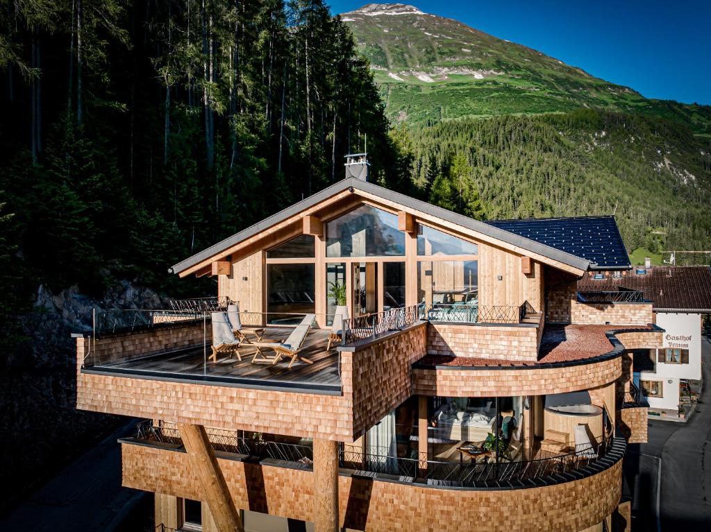 an aerial view of a house with a mountain at HAUSEREI am Lech in Steeg