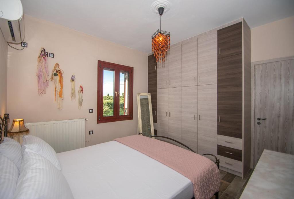 Postel nebo postele na pokoji v ubytování Ariadni Vista Mare Villa by "elite"