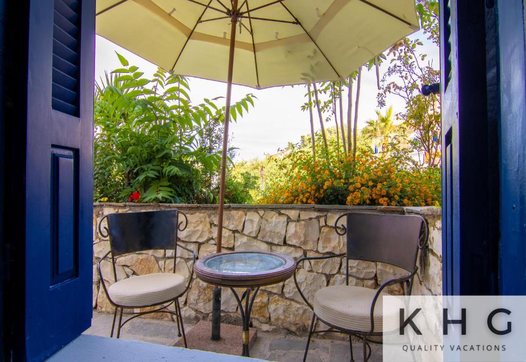 Patio nebo venkovní prostory v ubytování Seaside ground floor elegant Suite in Fiskardo! 20 steps from Zavalata beach!