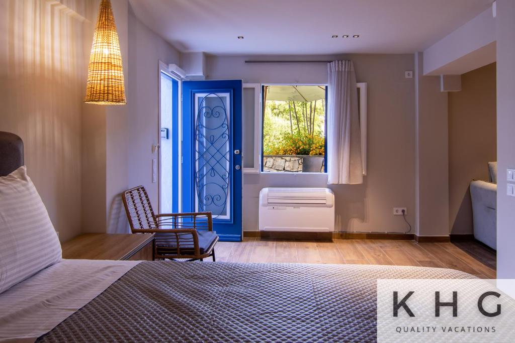 Postel nebo postele na pokoji v ubytování Seaside ground floor elegant Suite in Fiskardo! 20 steps from Zavalata beach!