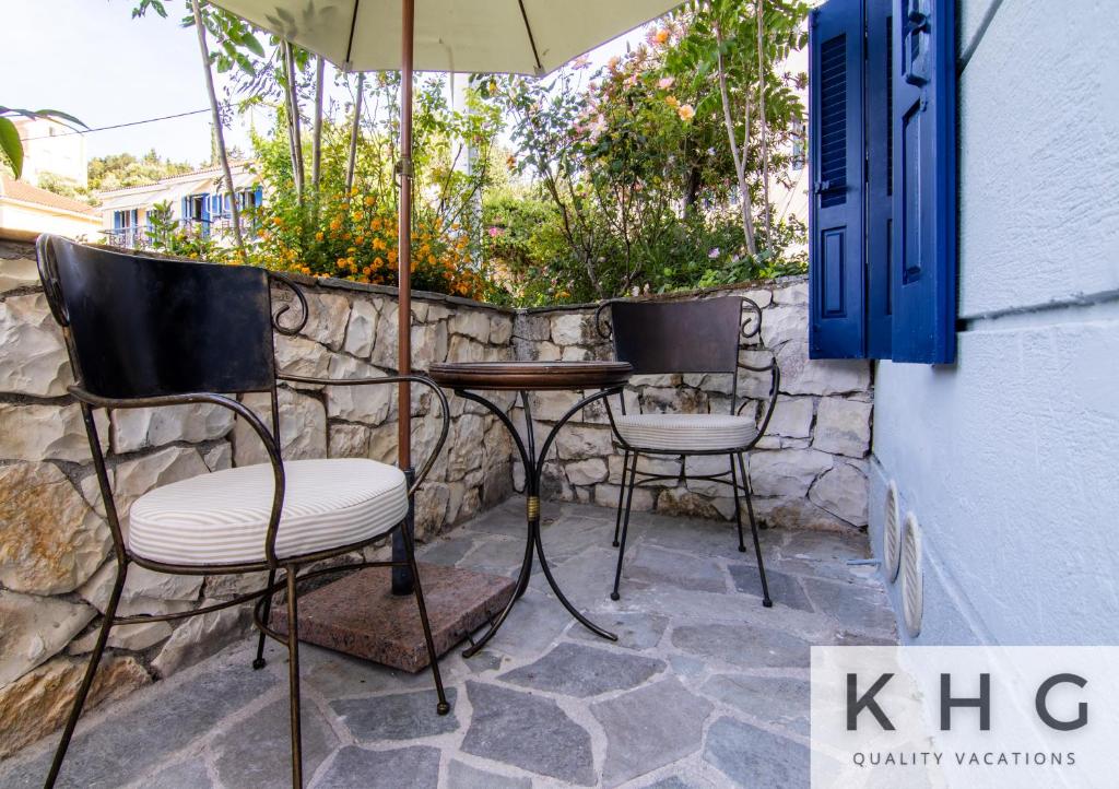 Balkón nebo terasa v ubytování Seaside ground floor elegant Suite in Fiskardo! 20 steps from Zavalata beach!