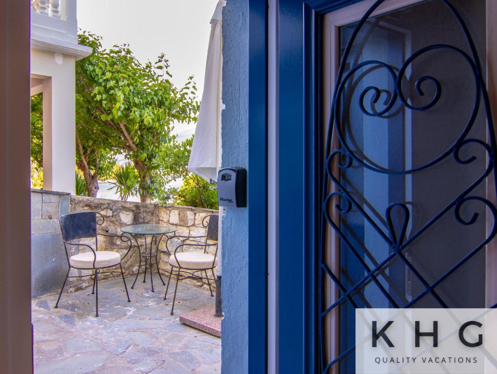 Fotografie z fotogalerie ubytování Seaside ground floor elegant Suite in Fiskardo! 20 steps from Zavalata beach! v destinaci Fiskardo