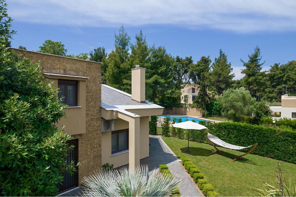 Zahrada ubytování Azalea Villa Sani with Outdoor Hot Tub, Sani Luxury Villas Collection
