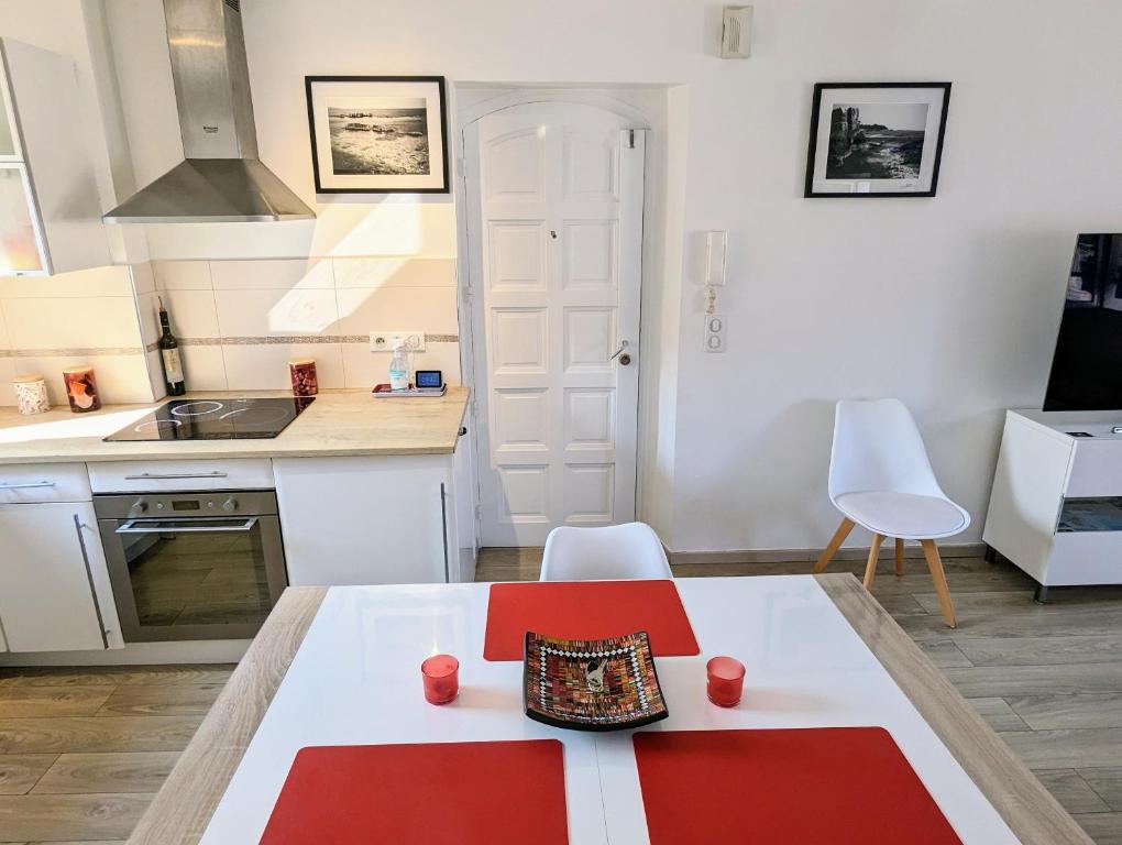 Kuchyňa alebo kuchynka v ubytovaní Cannes Croisette Suquet Duplex 4 P