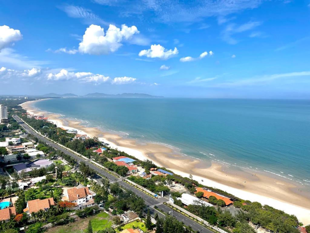 an aerial view of a beach and the ocean at Nice Oasky Apartment Ocean Key 502 in Vung Tau