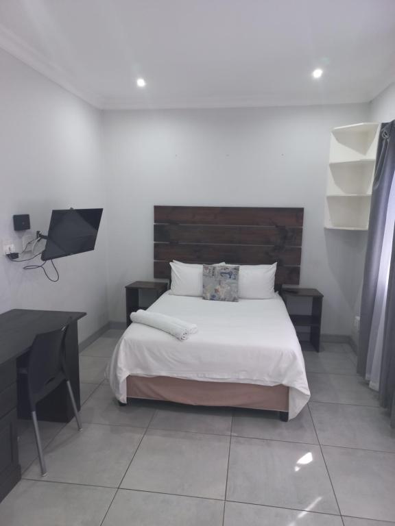 Postel nebo postele na pokoji v ubytování Triple9 Hatfield Guesthouse