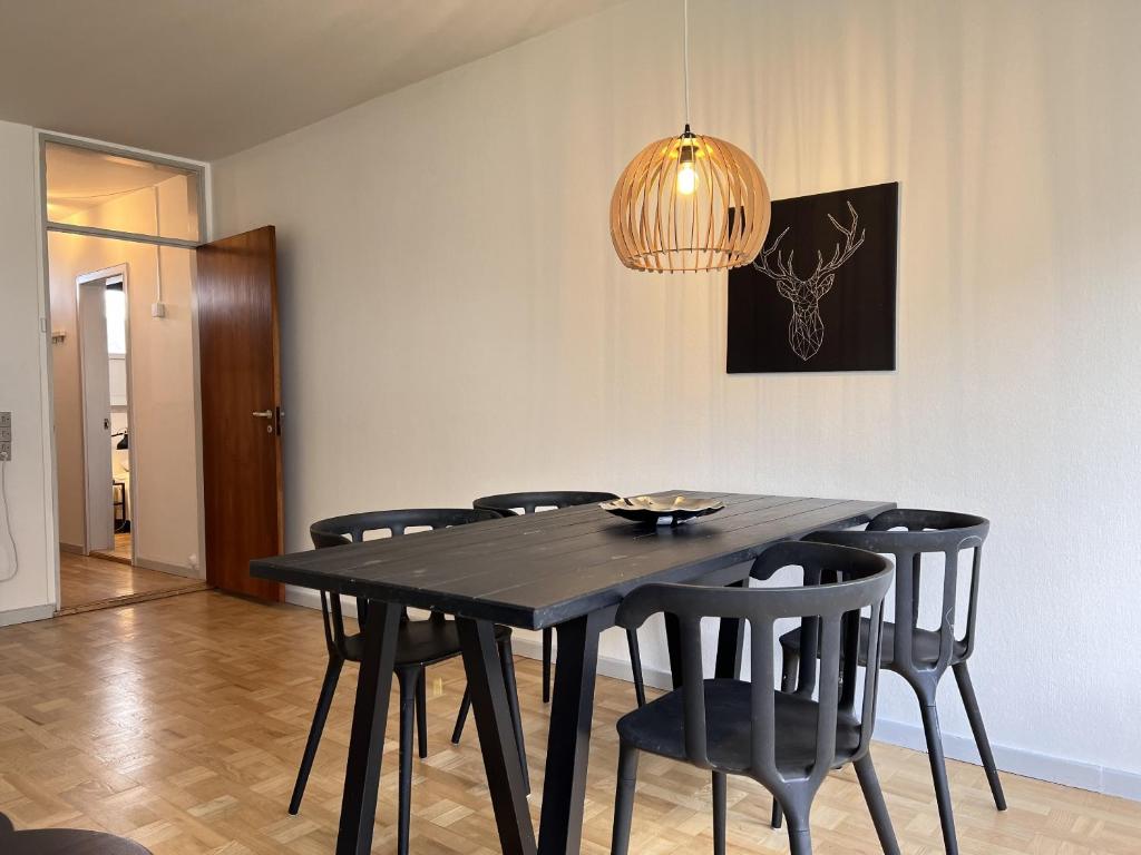 ein Esszimmer mit einem schwarzen Tisch und schwarzen Stühlen in der Unterkunft One Bedroom Apartment In Valby, Langagervej 64, 3 in Kopenhagen