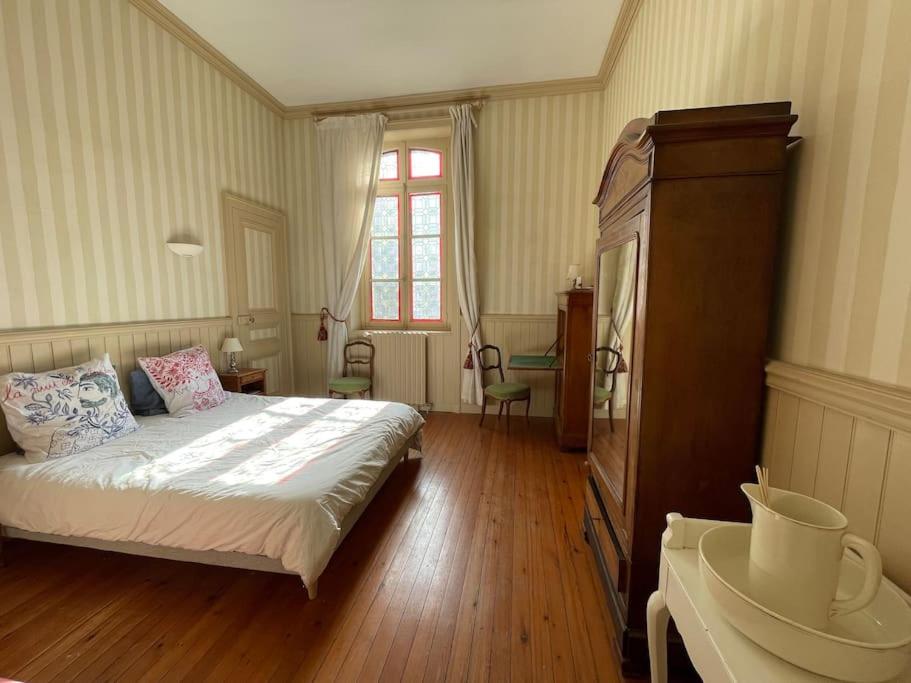 سرير أو أسرّة في غرفة في Le Jardin du Clocheton, jardin et parkings privés, centre Etretat